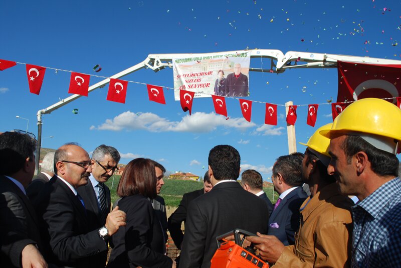 2013 yl Hastanenin Resmi Al ile mam Hatip Ortaokulu'nun temel atma treninden resimler